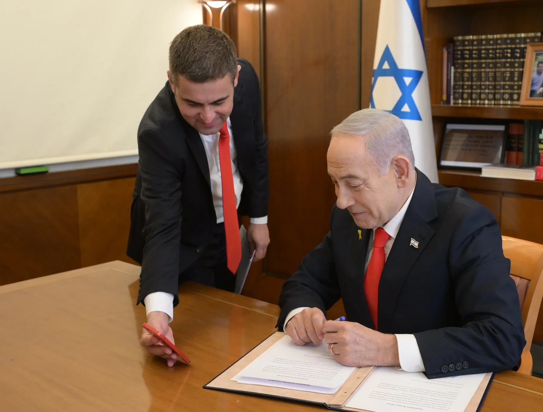 Prime Minister Netanyahu signs state recognition documents and holds a video call with the Sultan of Somaliland.